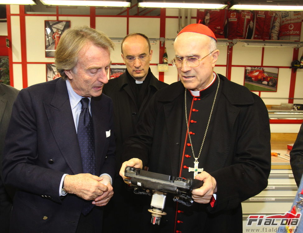 [Imagen: 11854_luca-di-montezemolo-y-su-eminencia...anello.jpg]