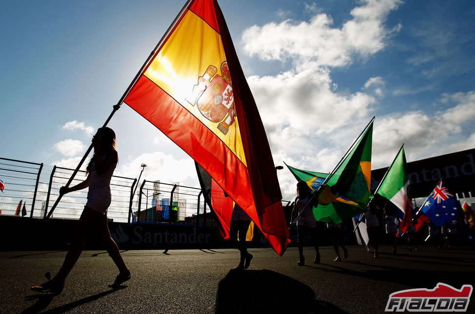 [Imagen: 15724_pit-babe-con-la-bandera-de-espana-en-valencia.jpg]