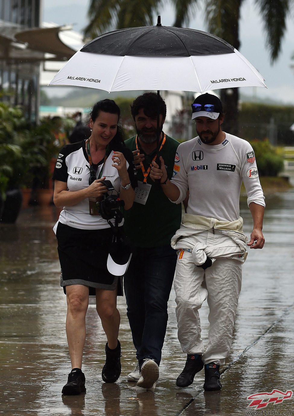 [Imagen: 30160_fernando-alonso-paddock-bajo-lluvi...a-2015.jpg]