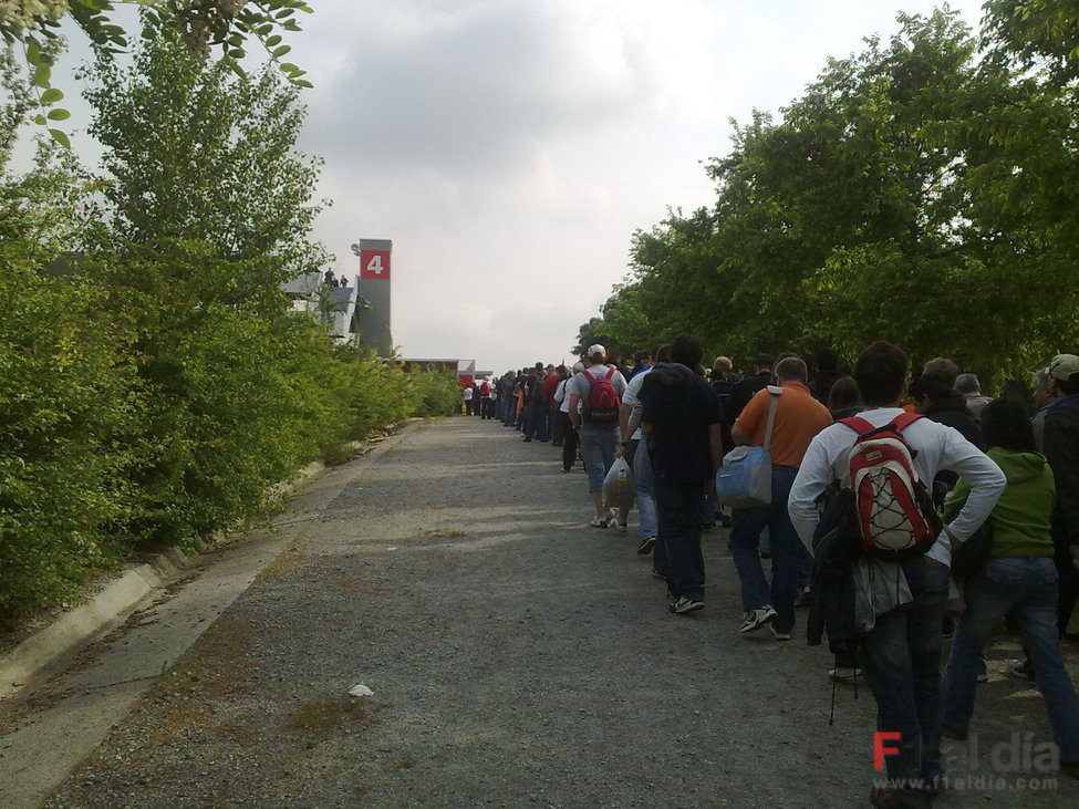5296_colas-en-la-entrada-del-circuit.jpg