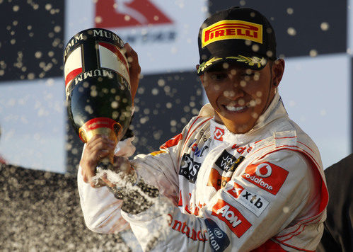 Hamilton y el champán en el podio australiano