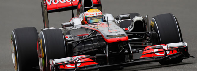 Hamilton rodando en pista durante la carrera de China