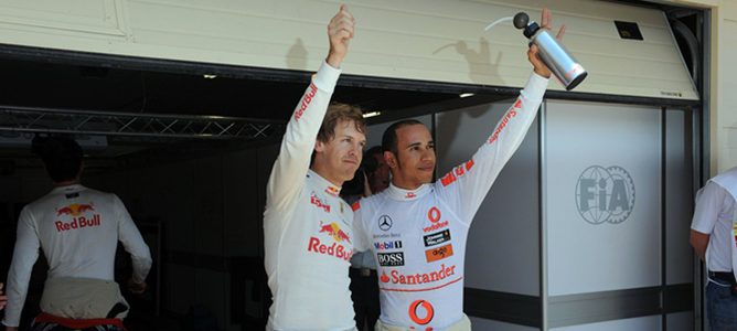 Sebastian Vettel y Lewis Hamilton saludan a los aficionados después de la clasificación 2011