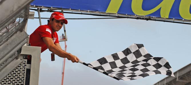 La bandera a cuadros indica el final de la carrera