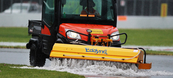 Achicando el agua tras la tormenta en el GP de Canadá 2011