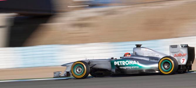 Michael Schumacher a bordo del W02 en los test de Jerez 2012