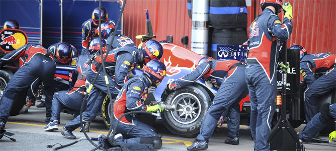 Los mecánicos de Red Bull cambian las ruedas del RB8