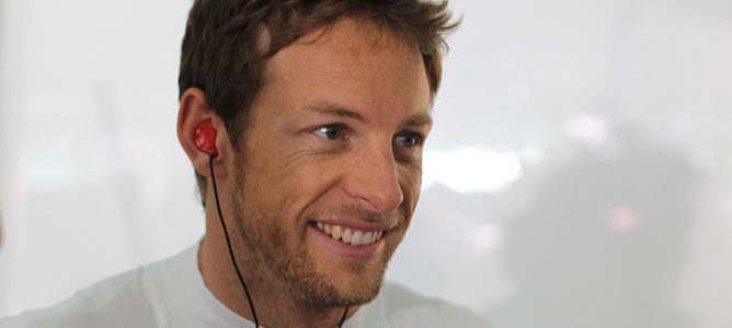 Jenson Button pilotando el MP4-27