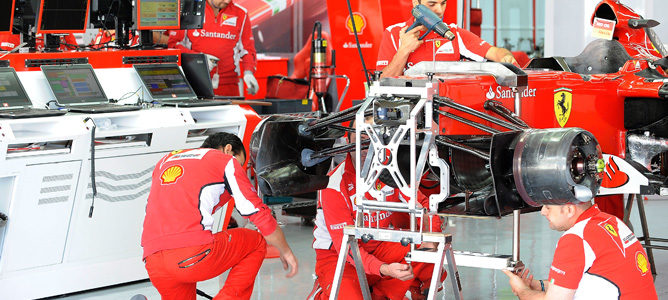 Mecánicos de Ferrari trabajando en el F2012