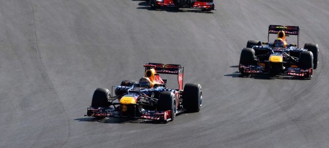 Los dos RB8 afrontan la primera curva