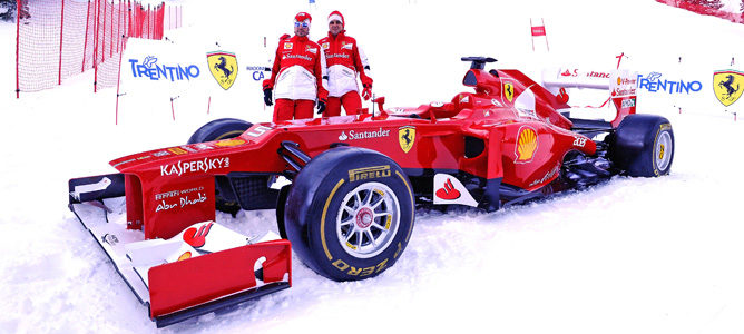 Fernando Alonso y Felipe Massa junto al F2012 en Madonna di Campiglio