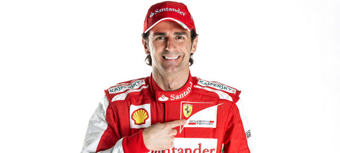 Pedro de la Rosa vestido con los colores de Ferrari