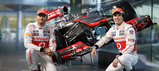 Sergio Pérez y Jenson Button posan junto al MP4-28 en Woking