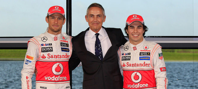 Martin Whitmarsh junto a Jenson Button y Sergio Pérez en la presentación del MP4-28
