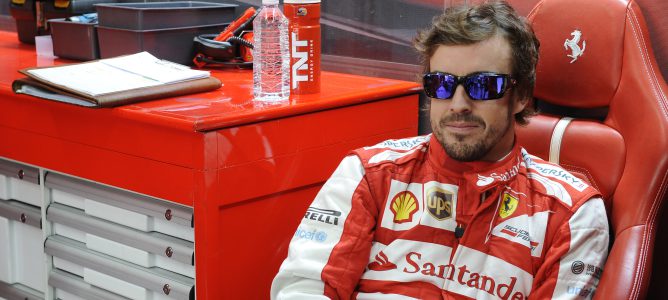 Fernando Alonso en el box de Ferrari