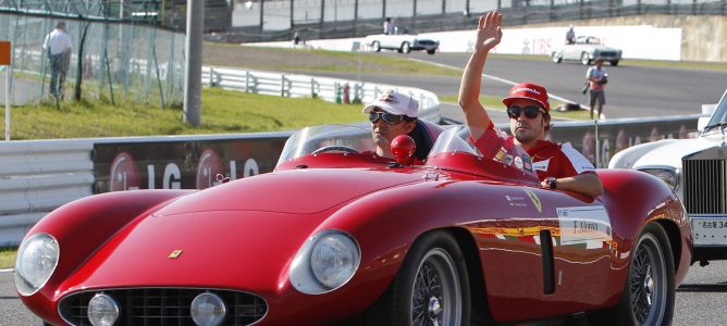 Fernando Alonso en el 'drivers' parade' de Suzuka