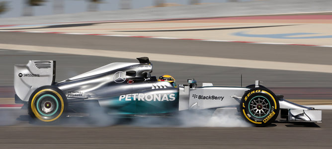 Lewis Hamilton bloquea los frenos de su Mercedes W05 en Baréin