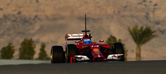 Fernando Alonso pilota el Ferrari F14T en los test de Baréin