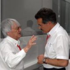 Bernie Ecclestone y Mario Theissen