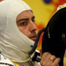 Fernando Alonso se coloca el casco