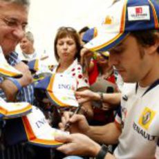 Fernando Alonso firma autógrafos