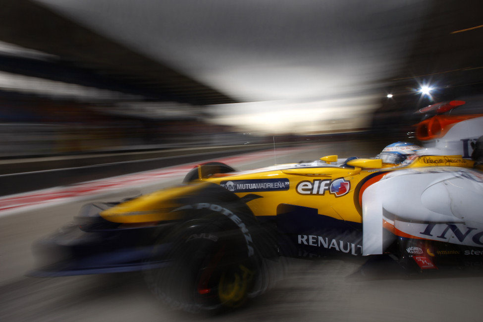 Fernando Alonso sale del garaje
