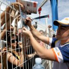 Fernando Alonso firmando en Mónaco