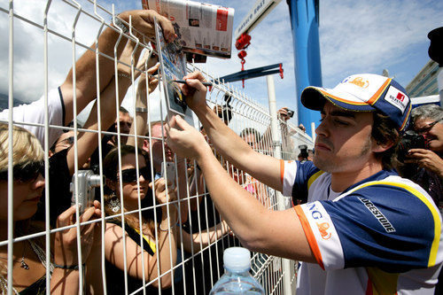 Fernando Alonso firmando en Mónaco