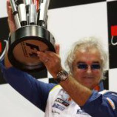 Briatore con el premio al equipo vencedor