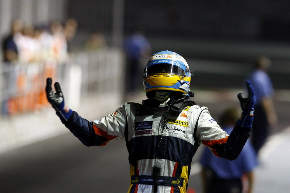 Alonso celebra su victoria