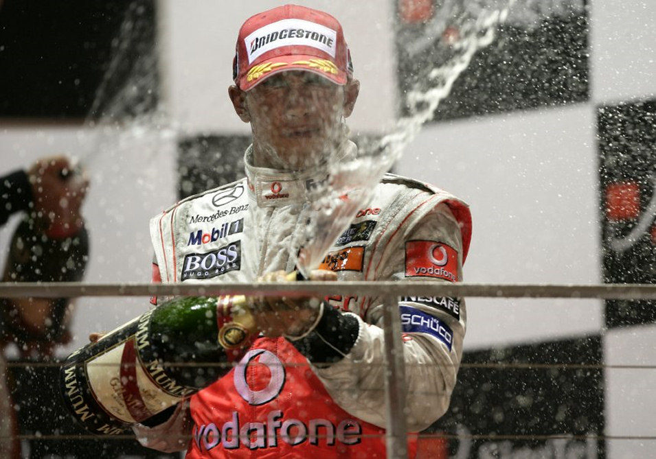 Hamilton celebra con champán