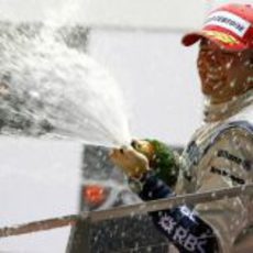 Rosberg celebra con champán