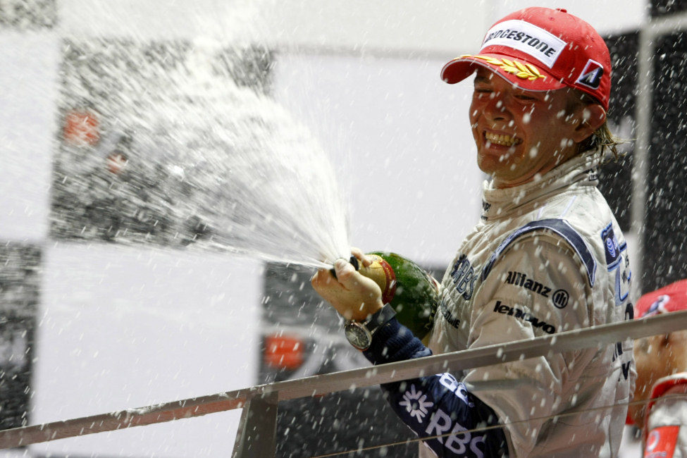 Rosberg celebra con champán