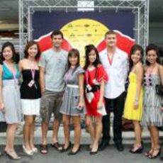 Coulthard, Webber y sus chicas
