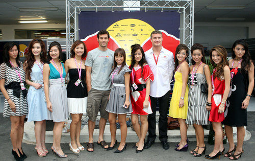 Coulthard, Webber y sus chicas