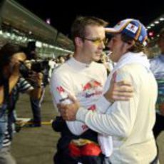 Bourdais y Alonso se saludan antes de la carrera