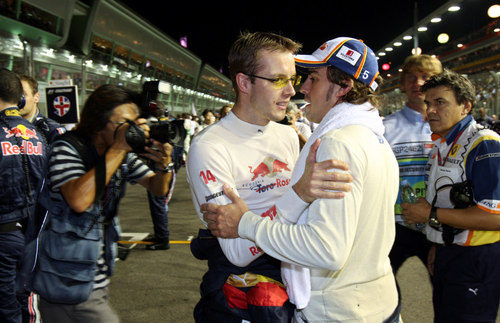 Bourdais y Alonso se saludan antes de la carrera