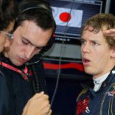 Vettel con sus ingenieros