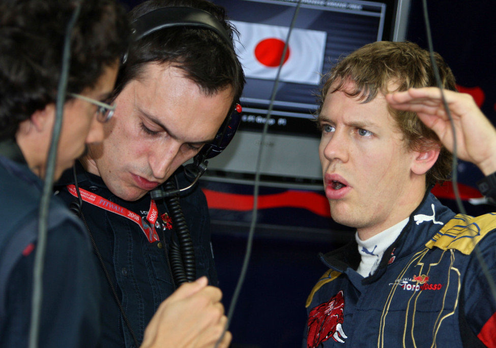 Vettel con sus ingenieros