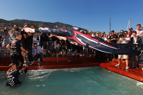 Vettel se tira en plancha a la piscina tras ganar en Montecarlo