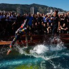 Fiesta en la piscina de Red Bull tras ganar el GP de Mónaco 2011