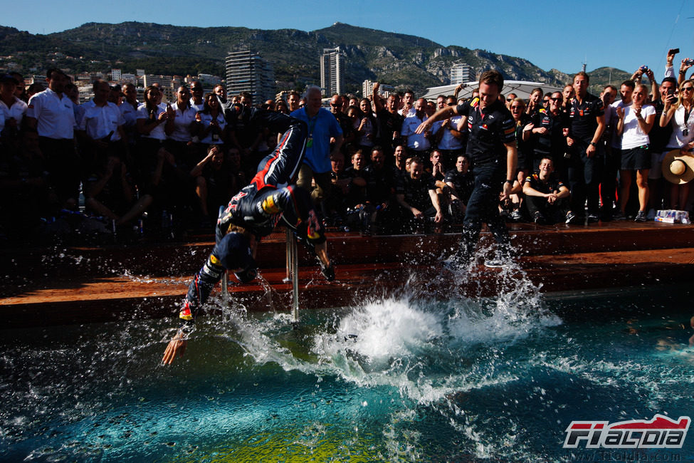 Fiesta en la piscina de Red Bull tras ganar el GP de Mónaco 2011