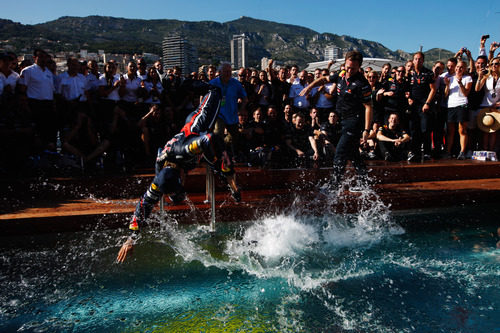 Fiesta en la piscina de Red Bull tras ganar el GP de Mónaco 2011