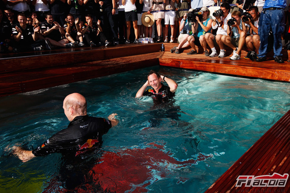 Adrian Newey y Christian Horner también acabaron mojados en Mónaco 2011