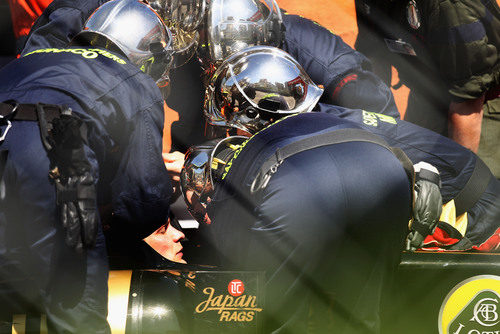 Rescatan a Vitaly Petrov tras su accidente en el GP de Mónaco 2011