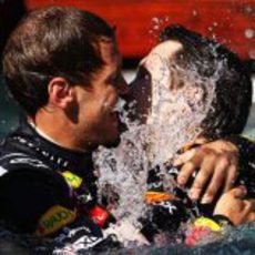 Vettel y Horner casi se besan de alegría en la piscina de Mónaco 2011