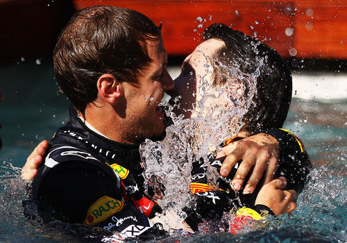 Vettel y Horner casi se besan de alegría en la piscina de Mónaco 2011