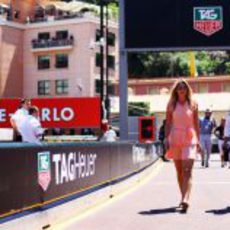 Isabell Reis y Timo Glock caminan por el 'paddock' del GP de Mónaco 2011