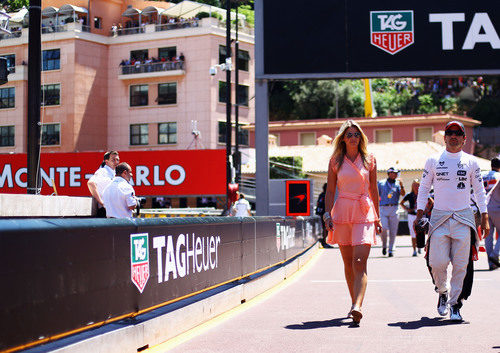 Isabell Reis y Timo Glock caminan por el 'paddock' del GP de Mónaco 2011