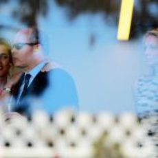 Charlotte Casiraghi, el Príncipe Alberto II y Charlene Wittstock viendo el GP de Mónaco 2011